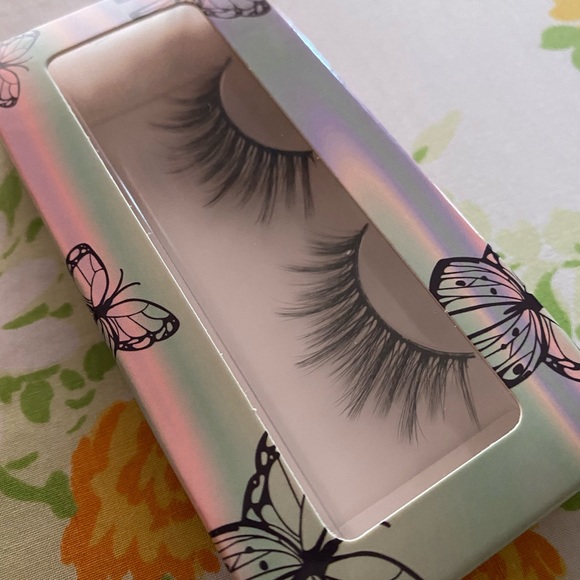 False Eyelashes - Picture 2 of 3